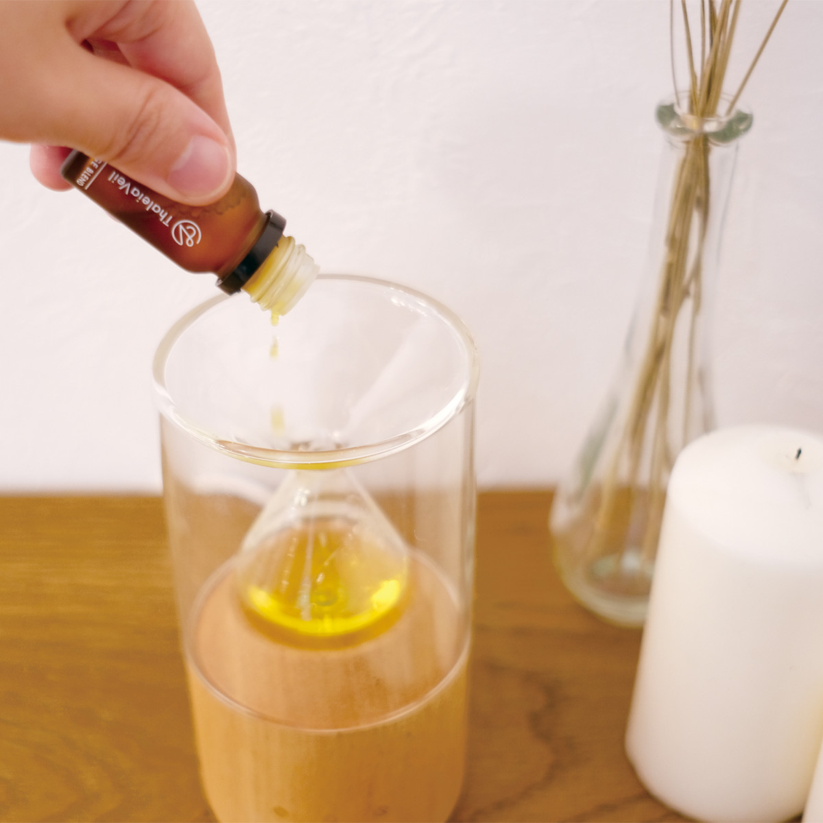 ThaleiaVeil アワーグラスディフューザー アロマディフューザー ( 水なし 噴霧式 天然木 ガラス製 アロマドロップ式 LED ゆらぎ タイマー機能 ダブルウォールガラス LEDライト おしゃれ インテリア USB Type-C )