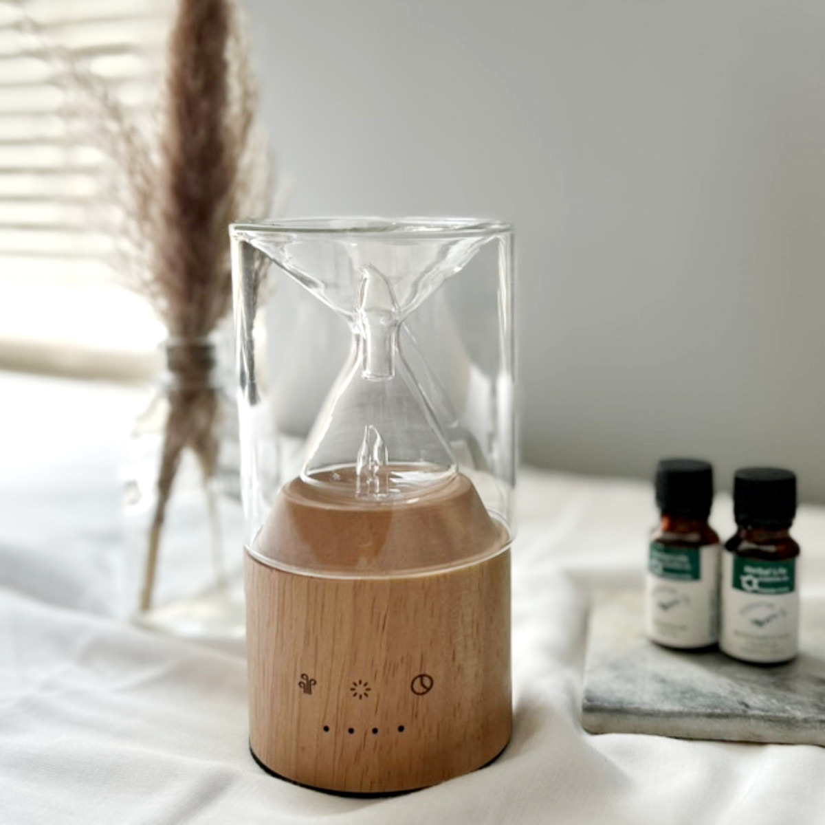 ThaleiaVeil アワーグラスディフューザー アロマディフューザー ( 水なし 噴霧式 天然木 ガラス製 アロマドロップ式 LED ゆらぎ タイマー機能 ダブルウォールガラス LEDライト おしゃれ インテリア USB Type-C )