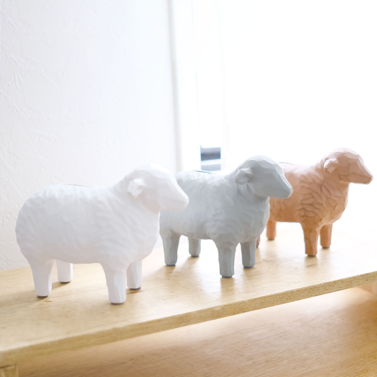貯金箱 Sheepマネーバンク （ 羊 木彫調 かわいい 置き物 貯金 お金 小銭 子供 インテリア ディスプレイ 取り出せる ヒツジ マネーボックス コイン お小遣い おこづかい 管理 ギフト プレゼント 取り出し口付き ） 【ブラウン】