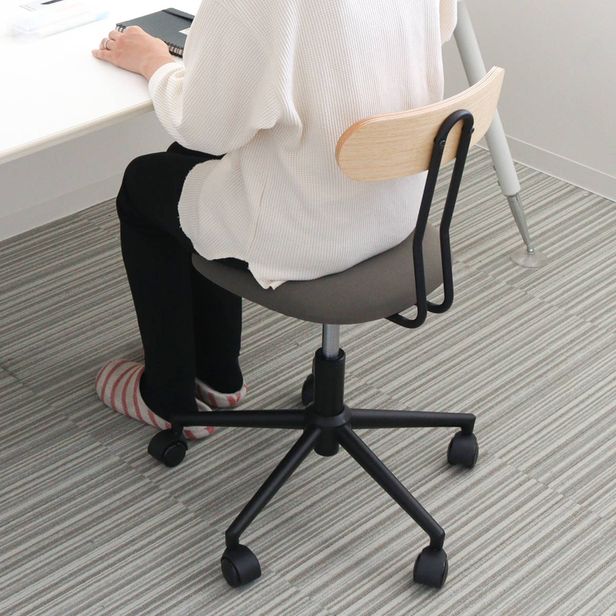 【新品・送料込】デスクチェア　昇降椅子　シンプル　お洒落　おすすめ　シック 楽天市場】昇降式デスクチェア おしゃれ 椅子 回転 1脚 チェアー
