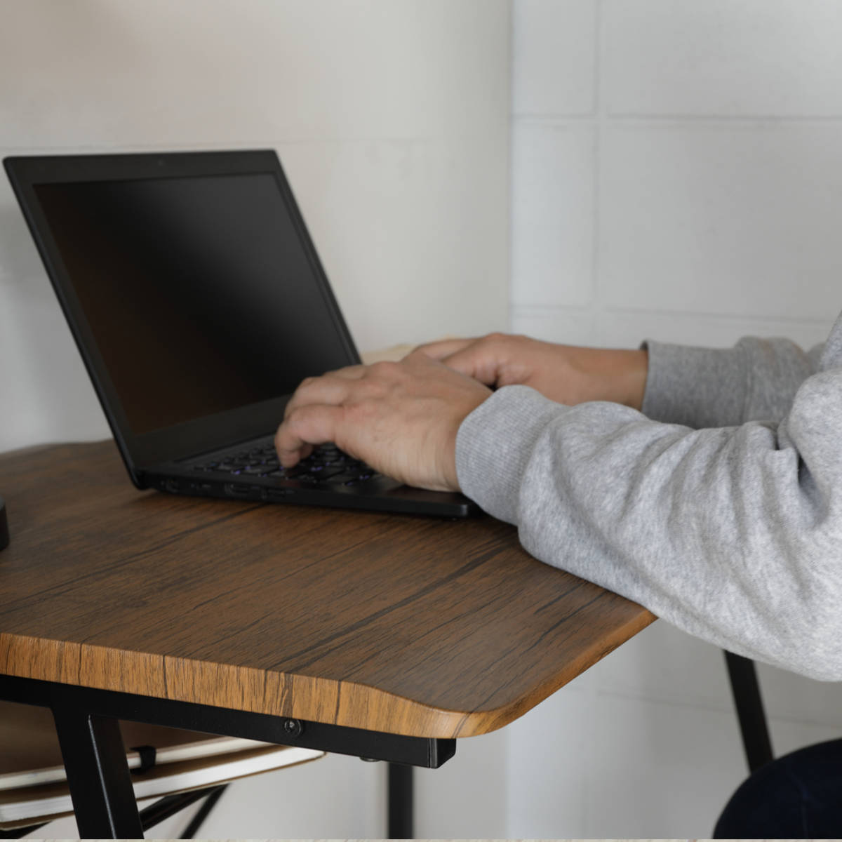 ワークデスク ヴィンテージ調 スチールフレーム 幅90cm ( デスク パソコンデスク PCデスク 机 つくえ 学習机 幅 90 作業台 木目調 天板下 収納 配線穴付き アジャスター付き 勉強机 リビングデスク 作業机 在宅 )