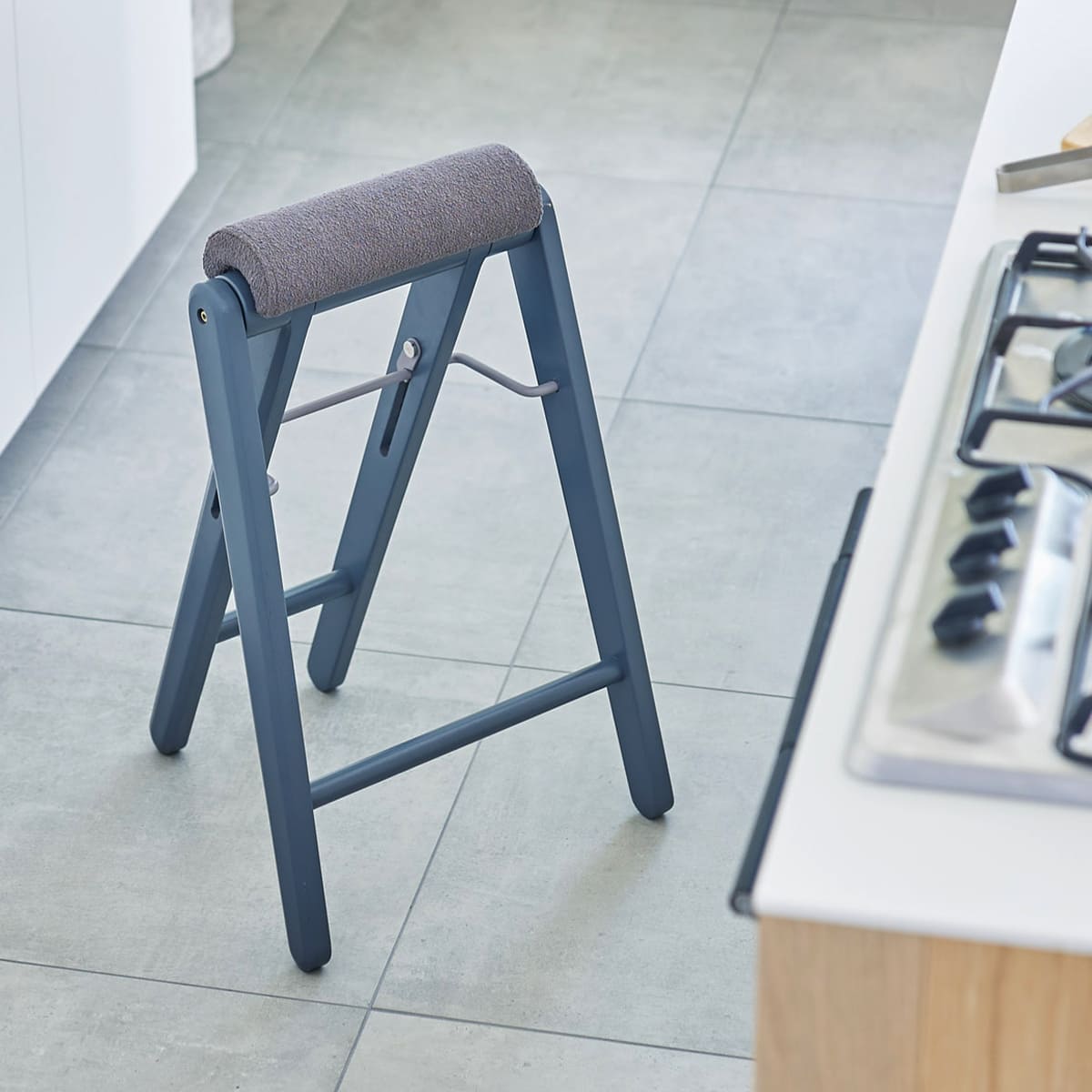 スツール 高さ64cm 折りたたみ ハイスツール ティット ( 腰掛け キッチン チェア スリム 木製 天然木 シンプル 北欧 モダン おしゃれ コンパクト収納 ) 【ネイビー】 ネイビー