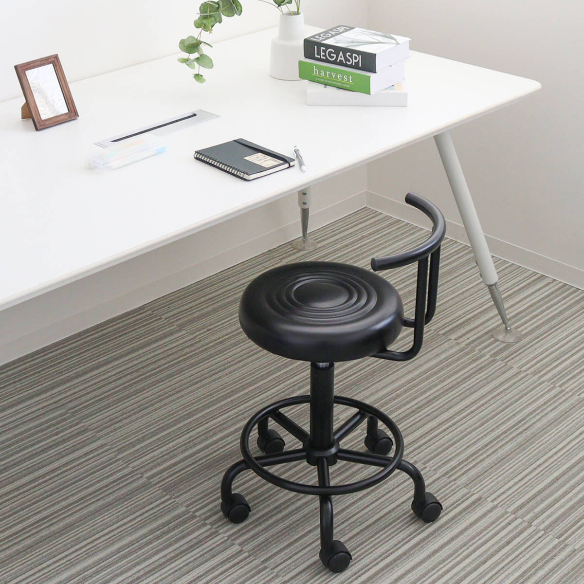 キャスターチェア 昇降式 背付タイプ ブラックフレーム ( ワークチェア デスクチェア カウンターチェア 高さ調節 丸 足掛け シンプル 背もたれ付き )