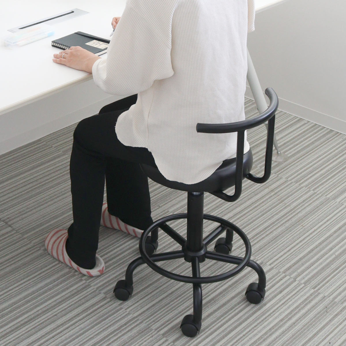 キャスターチェア 昇降式 背付タイプ ブラックフレーム ( ワークチェア デスクチェア カウンターチェア 高さ調節 丸 足掛け シンプル 背もたれ付き )