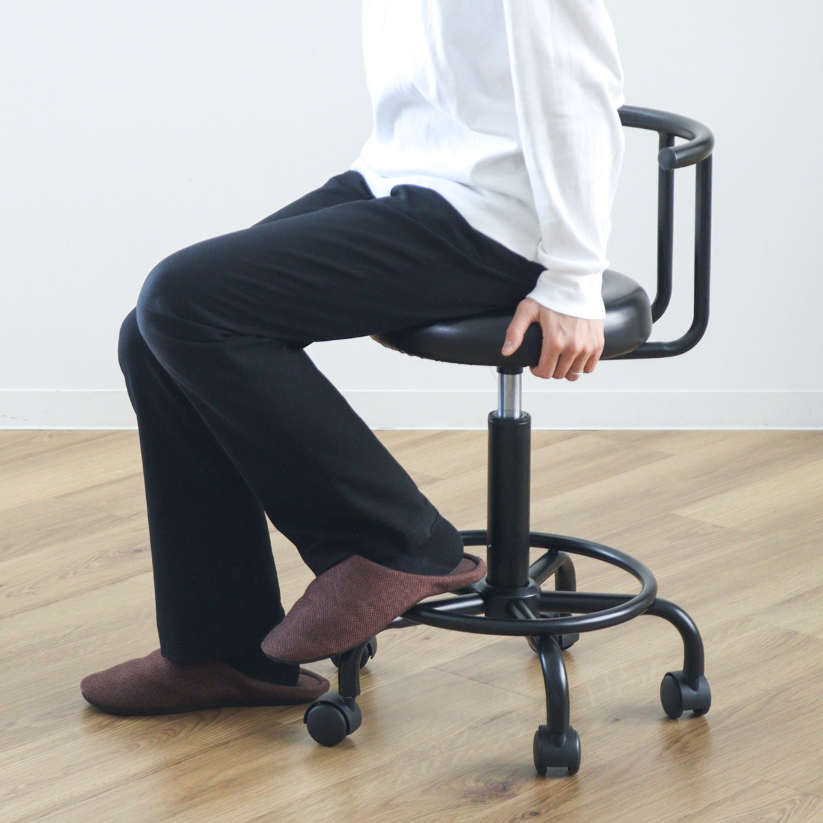 キャスターチェア 昇降式 背付タイプ ブラックフレーム ( ワークチェア デスクチェア カウンターチェア 高さ調節 丸 足掛け シンプル 背もたれ付き )