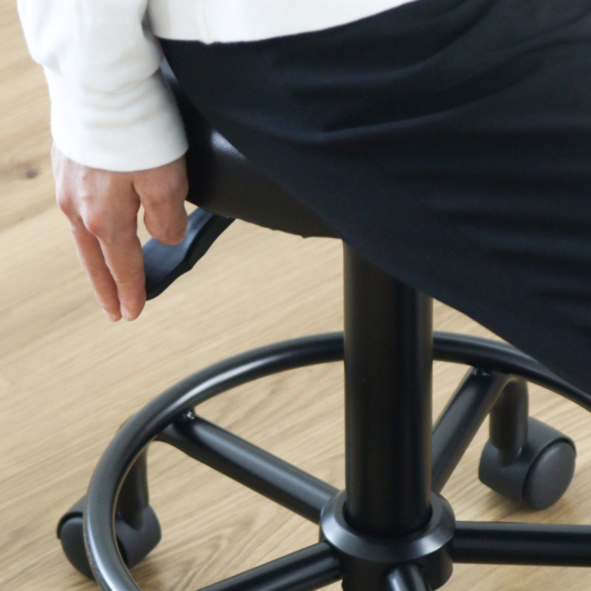 キャスターチェア 昇降式 背付タイプ ブラックフレーム ( ワークチェア デスクチェア カウンターチェア 高さ調節 丸 足掛け シンプル 背もたれ付き )