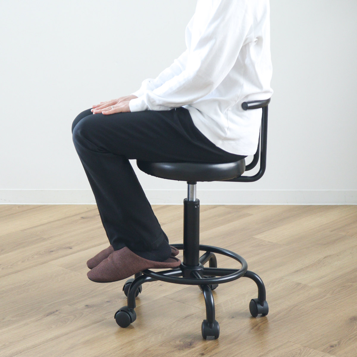 キャスターチェア 昇降式 背付タイプ ブラックフレーム ( ワークチェア デスクチェア カウンターチェア 高さ調節 丸 足掛け シンプル 背もたれ付き )