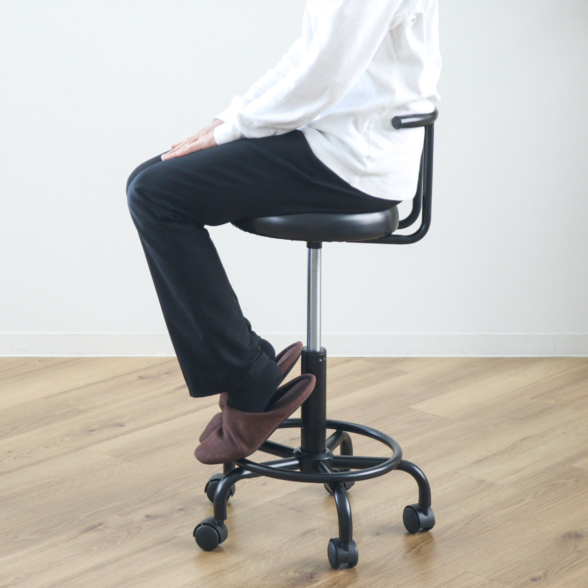 キャスターチェア 昇降式 背付タイプ ブラックフレーム ( ワークチェア デスクチェア カウンターチェア 高さ調節 丸 足掛け シンプル 背もたれ付き )