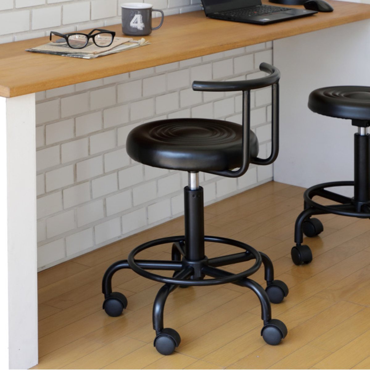 キャスターチェア 昇降式 背付タイプ ブラックフレーム ( ワークチェア デスクチェア カウンターチェア 高さ調節 丸 足掛け シンプル 背もたれ付き )