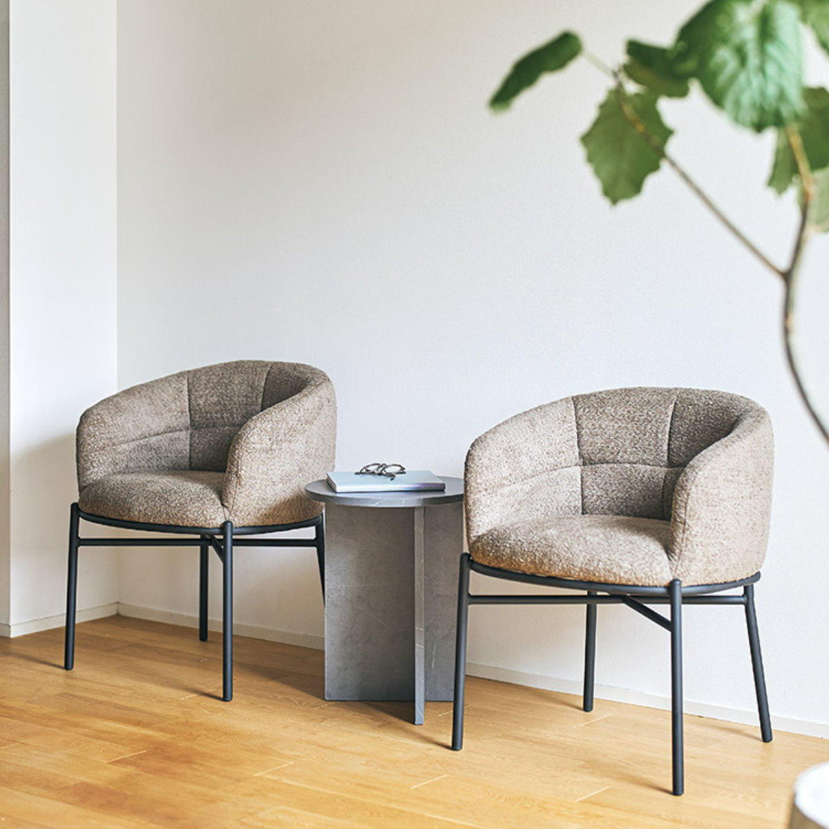 ダイニングチェア 座面高44cm フェンス ラウンジチェア ( チェア ダイニング イス 食卓椅子 肘掛け 椅子 ファブリック ブークレ調生地 座面 広め アームチェア カフェスペース エントランス 店舗 チェアー いす 食卓 リビング ) 【ダークベージュ】 ダークベージュ