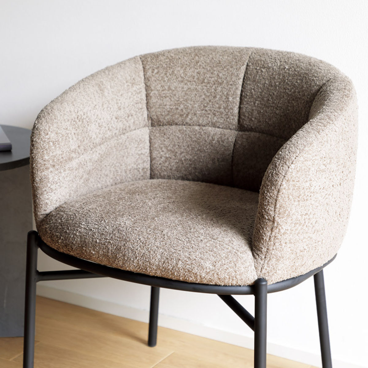 ダイニングチェア 座面高44cm フェンス ラウンジチェア ( チェア ダイニング イス 食卓椅子 肘掛け 椅子 ファブリック ブークレ調生地 座面 広め アームチェア カフェスペース エントランス 店舗 チェアー いす 食卓 リビング ) 【ダークベージュ】 ダークベージュ