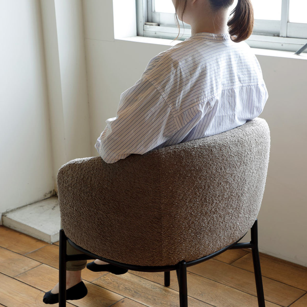 ダイニングチェア 座面高44cm フェンス ラウンジチェア ( チェア ダイニング イス 食卓椅子 肘掛け 椅子 ファブリック ブークレ調生地 座面 広め アームチェア カフェスペース エントランス 店舗 チェアー いす 食卓 リビング ) 【ダークベージュ】 ダークベージュ