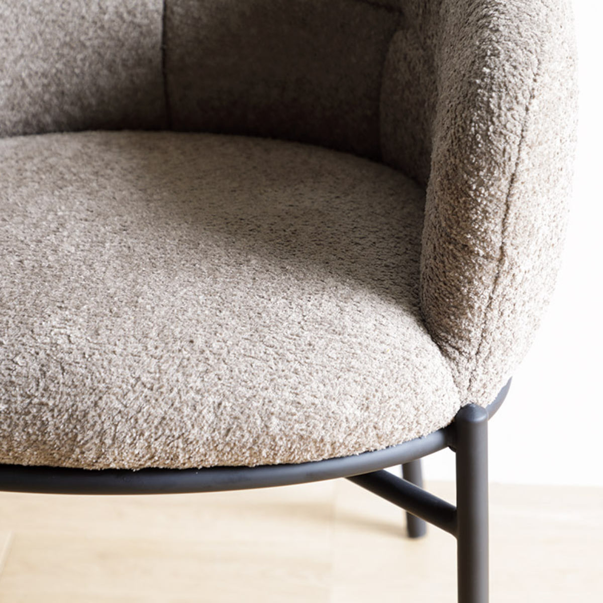 ダイニングチェア 座面高44cm フェンス ラウンジチェア ( チェア ダイニング イス 食卓椅子 肘掛け 椅子 ファブリック ブークレ調生地 座面 広め アームチェア カフェスペース エントランス 店舗 チェアー いす 食卓 リビング ) 【ダークベージュ】 ダークベージュ