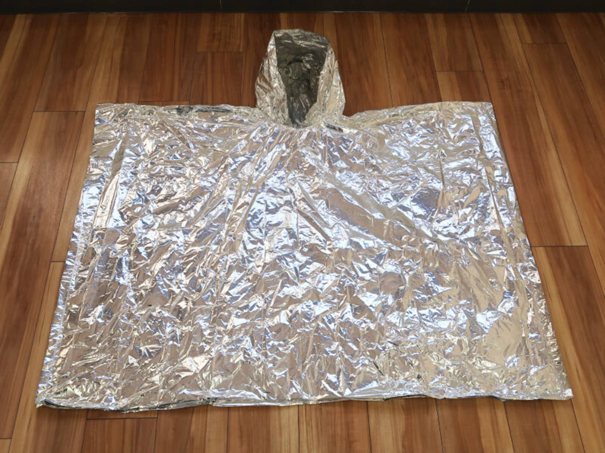 アルミポンチョ 緊急 簡易アルミポンチョ 静音タイプ 防災 ( アルミ ブランケット ポンチョ マント フード付き 服 防災用品 寒さ対策 保温 防風 防水 防寒 災害時 目隠し 薄い 軽量 レジャー 就寝時 避難所 アルミシート キャンプ )