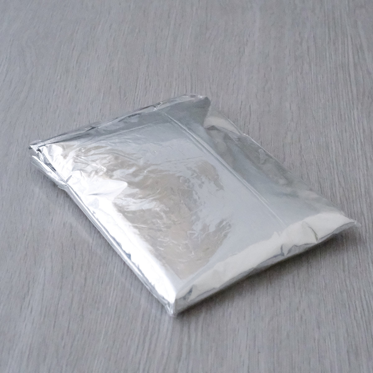 アルミポンチョ 緊急 簡易アルミポンチョ 静音タイプ 防災 ( アルミ ブランケット ポンチョ マント フード付き 服 防災用品 寒さ対策 保温 防風 防水 防寒 災害時 目隠し 薄い 軽量 レジャー 就寝時 避難所 アルミシート キャンプ )