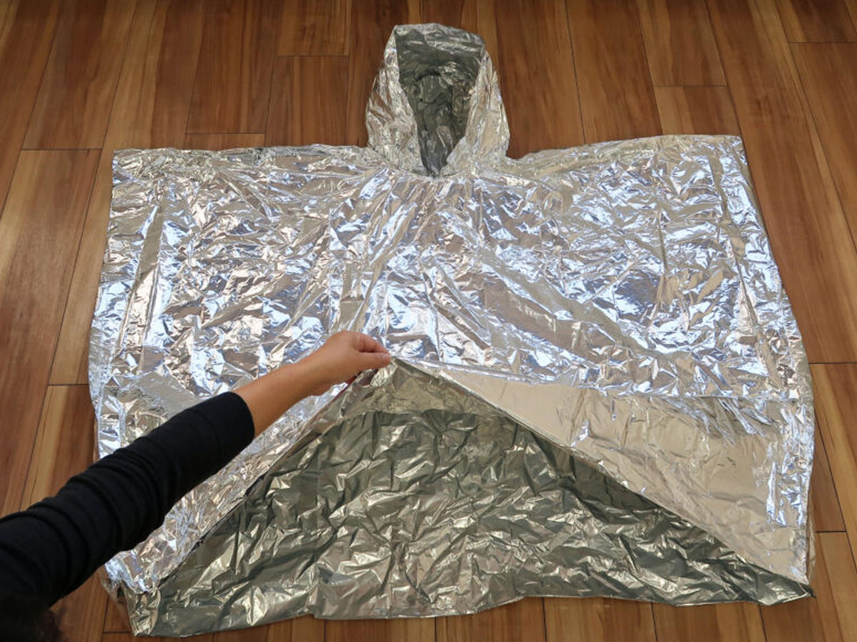 アルミポンチョ 緊急 簡易アルミポンチョ 静音タイプ 防災 ( アルミ ブランケット ポンチョ マント フード付き 服 防災用品 寒さ対策 保温 防風 防水 防寒 災害時 目隠し 薄い 軽量 レジャー 就寝時 避難所 アルミシート キャンプ )