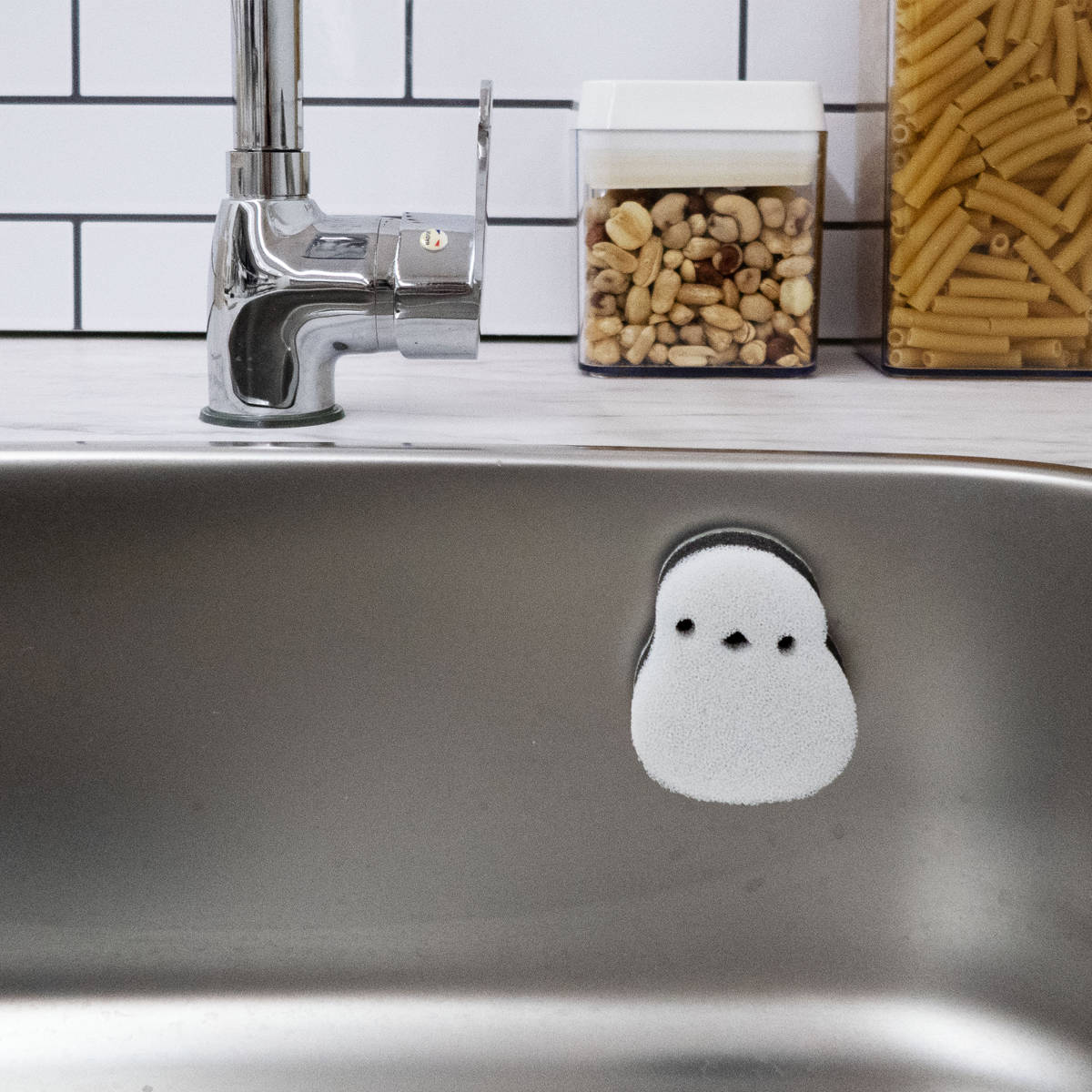 シンク洗い シマエナガ シンクに貼り付く お掃除 スポンジ ( キッチン シンク 掃除 引っ付く 張り付く 掃除用スポンジ かわいい 台所掃除 水回り 洗面所 清潔 掃除用品 台所用品 )