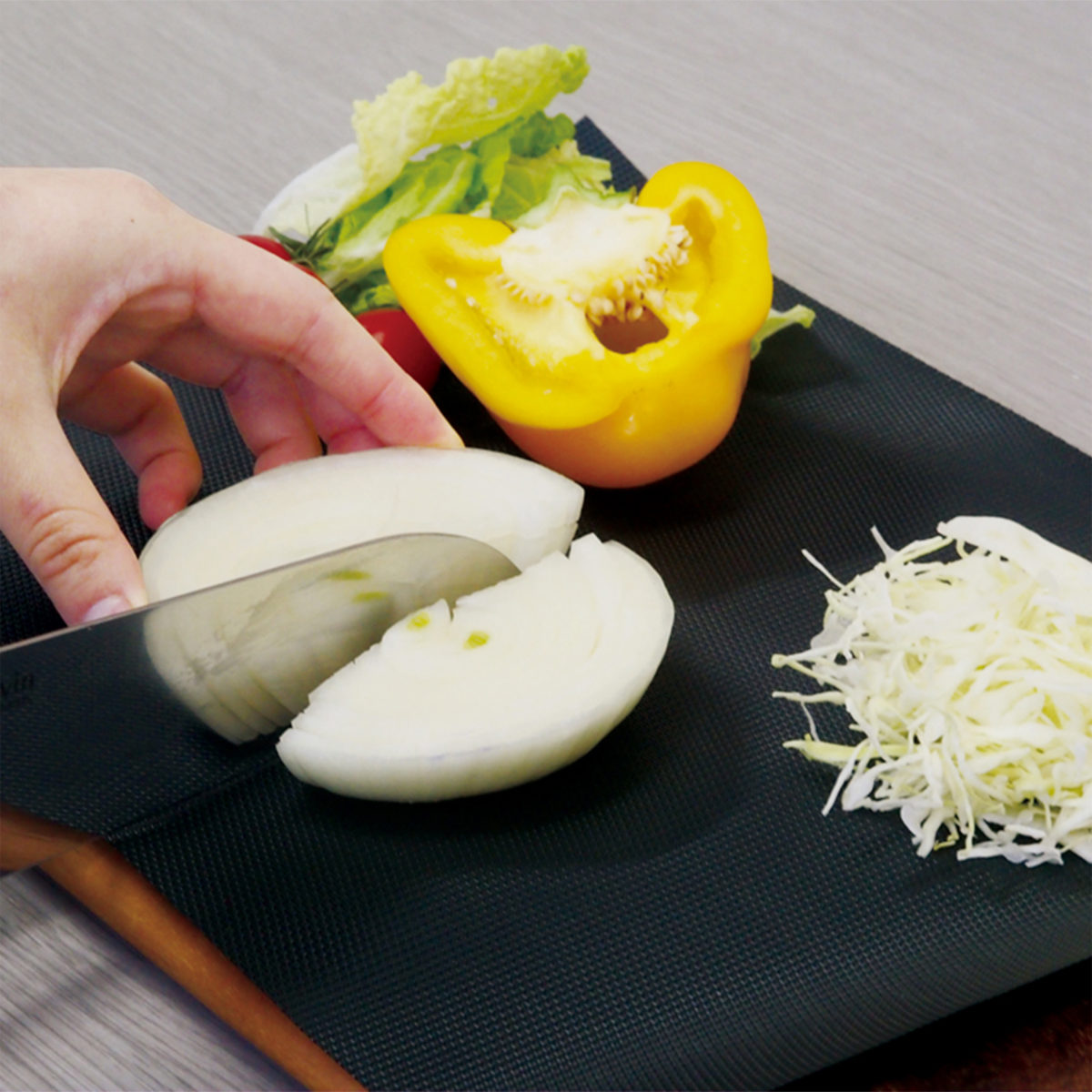 まな板シート 24cm×3m ブラック CUTTING ( まな板 まないた シート 使い捨て ロール カッティング ロールタイプ カッター付き まな板が汚れない 衛生的 におい 汚れ 防止 滑り止め キッチン 便利 黒 )