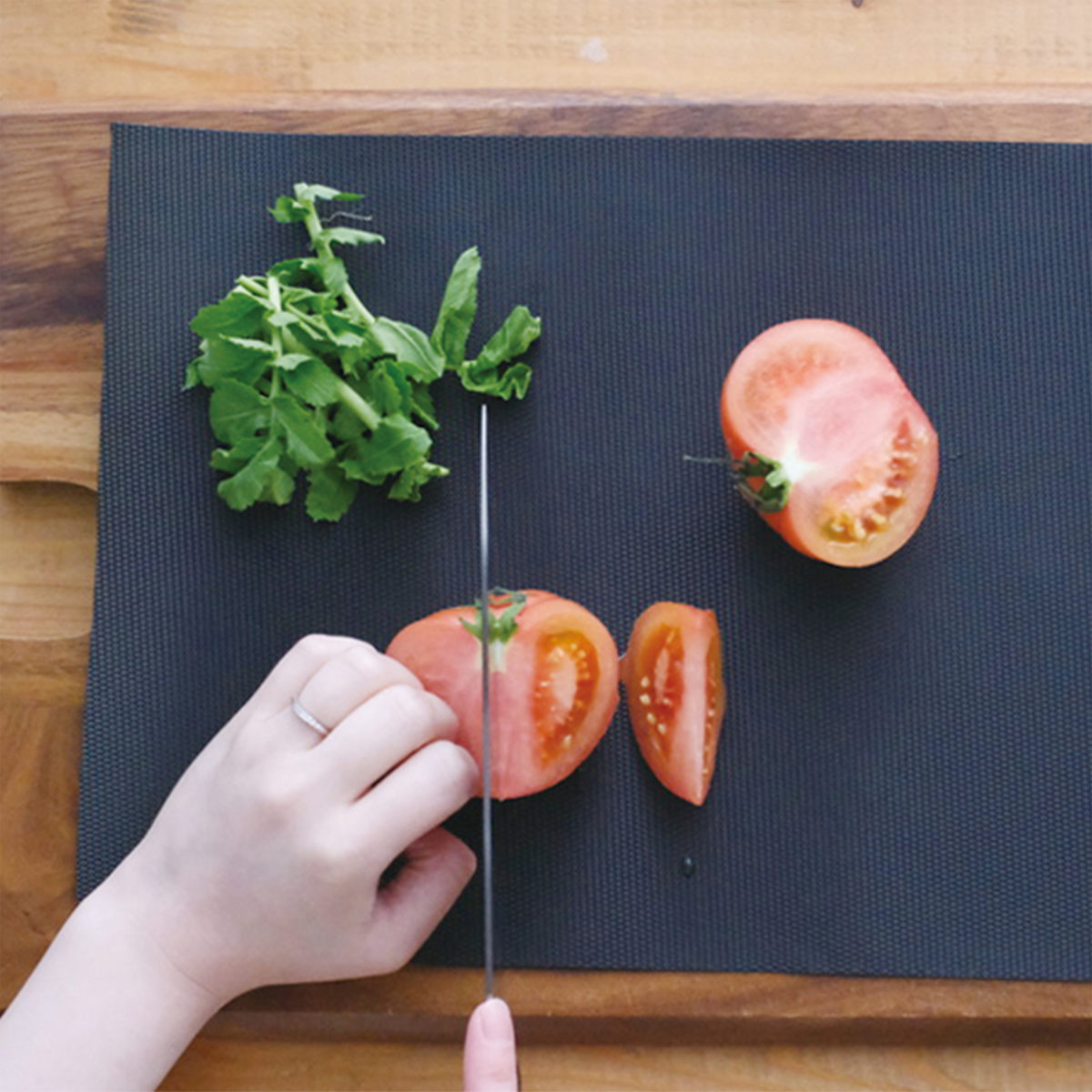 まな板シート 24cm×3m ブラック CUTTING ( まな板 まないた シート 使い捨て ロール カッティング ロールタイプ カッター付き まな板が汚れない 衛生的 におい 汚れ 防止 滑り止め キッチン 便利 黒 )