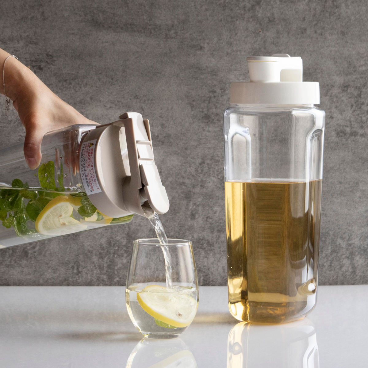 ピッチャー 冷水筒 2.1L 耐熱 横置き 同色2個セット ( 冷水筒 麦茶ポット 水差し 水さし プラスチック製 縦 横 熱湯 広口 麦茶 冷水ポット 角型 お手入れ簡単 ) 【ベージュ】 ベージュ