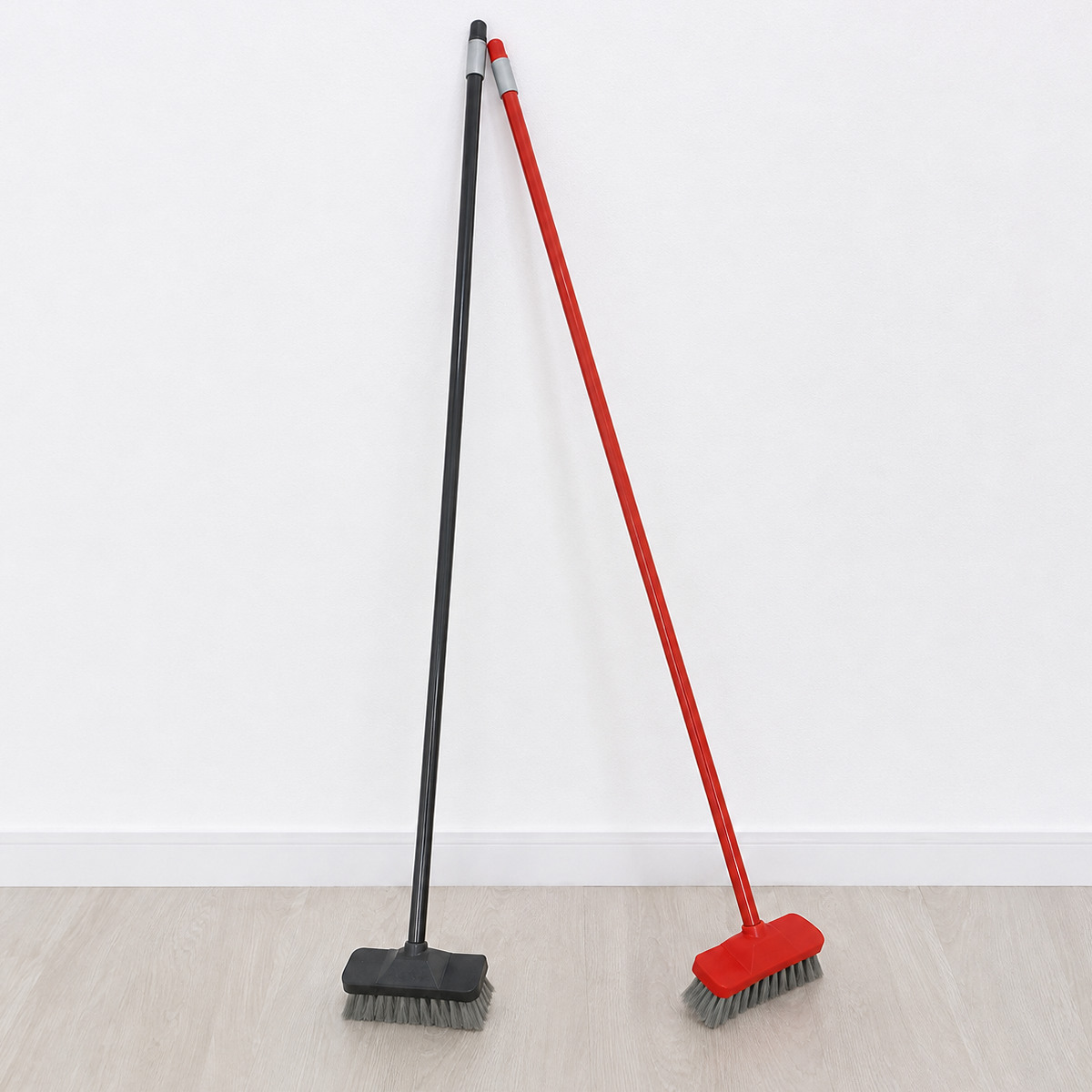 デッキブラシ Ka:z Clean 全長127cm ロング ブラシ （ 清掃 玄関掃除 タイル バルコニー 床 擦る ウッドデッキ 磨き 柄 長い 掃除グッズ 掃除用具 清掃グッズ 掃除道具 大掃除 外 磨く ガレージ 駐車場 ぶらし 黒 赤 ） 【レッド】