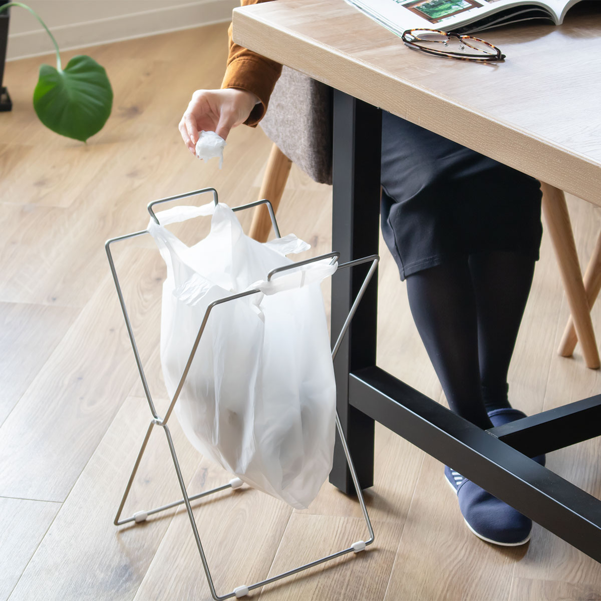 ゴミ箱 レジ袋スタンド シングルタイプ コンパクト ( ゴミ袋スタンド レジ袋 ゴミ袋 スタンド 分別 折りたたみ ゴミ袋ホルダー 袋 ごみ箱 シンプル 掛ける 取っ手付きゴミ袋 省スペース )