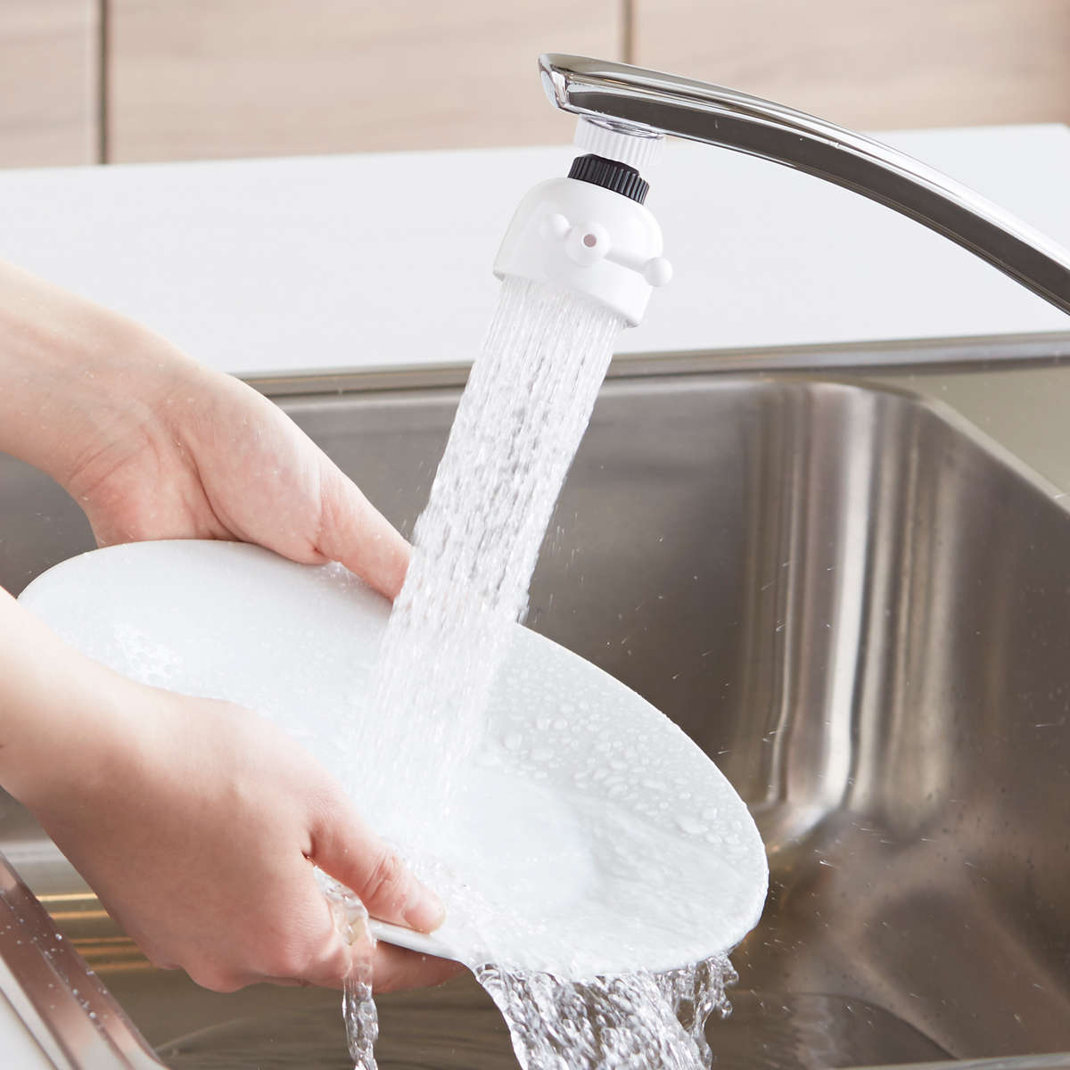 シャワー蛇口 クリシャワースイング+ ( 日本製 ストレート シャワー 節水 首ふり 首振り 蛇口 節水蛇口 水道蛇口 取り付け シャワータイプ ストレートタイプ 自在水栓 泡沫水栓 水道 蛇口用 )