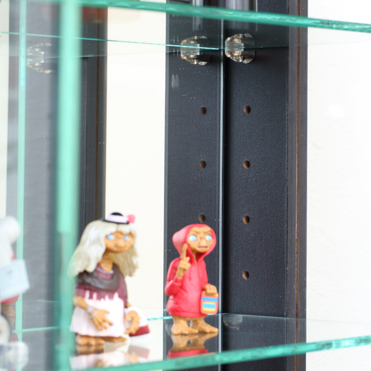 卓上コレクションケース 幅60cm 横型 ガラス ( コレクションラック 卓上 収納 ディスプレイケース ガラス扉 飾り棚 フィギュア フィギュアケース 透明 ケース ガラス棚 背面ミラー ホワイト ダークブラウン ) 【ダークブラウン】 ダークブラウン