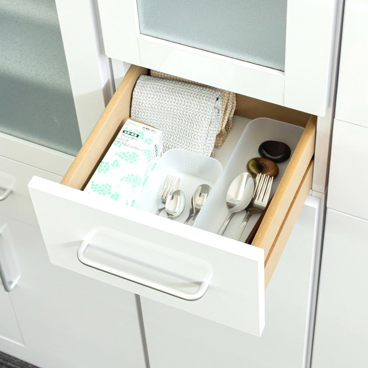 食器棚 幅30cm 高さ180cm メラミン すりガラス 背面化粧 ( カップボード キッチン 収納 可動棚 引出し 食器収納 スリム 隙間収納 ホワイト 転倒防止 家具 シンプル )