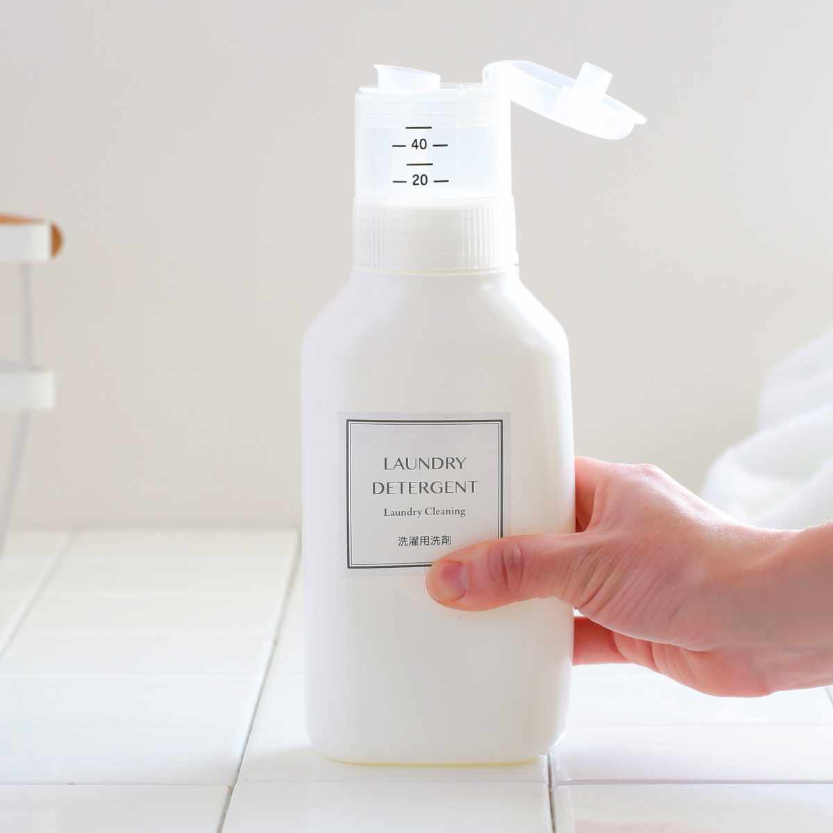 詰替えボトル 押して計量詰替えボトル 600ml ( 洗剤容器 詰め替え容器 洗剤計量 液体洗剤 計量 ランドリーボトル 洗剤用 詰替え 600 ディスペンサー ラベル付き ホワイト 無地 )