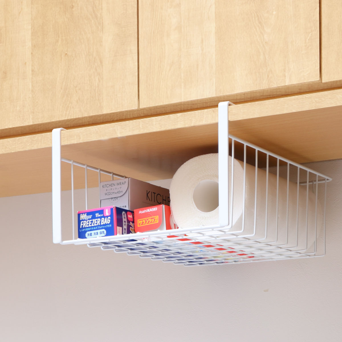 キッチンバスケット 吊戸棚用バスケット スリム （ 収納ラック 戸棚下収納 吊り下げラック 吊り戸棚下 収納 バスケット ワイヤーバスケット かご 小物収納 キッチン シンク上 フック 差し込み ホワイト 幅24.5cm ）