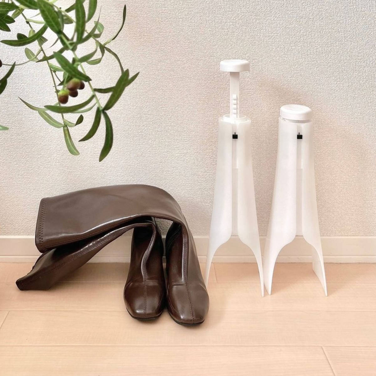 ブーツホルダー スペースセーバー 1足分 2個入り ( ブーツキーパー ブーツスタンド シューキーパー ブーツ 2個 靴 収納 省スペース 伸縮 ショート ロング 脱臭剤付き 脱臭 消臭 逆さ 靴箱 玄関 靴収納 シューズ )