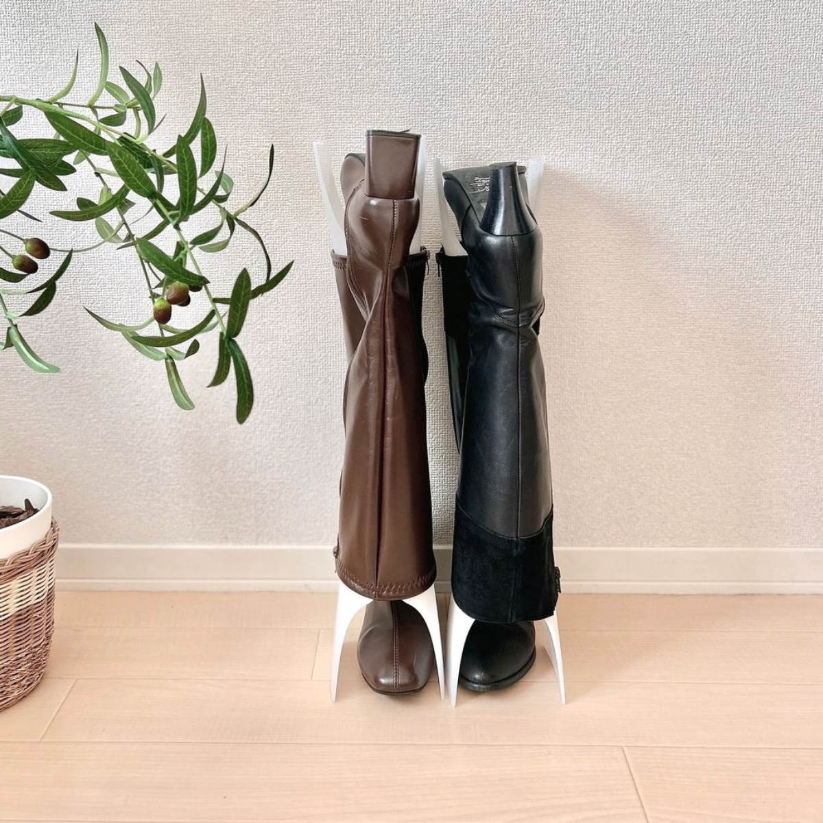 ブーツホルダー スペースセーバー 1足分 2個入り ( ブーツキーパー ブーツスタンド シューキーパー ブーツ 2個 靴 収納 省スペース 伸縮 ショート ロング 脱臭剤付き 脱臭 消臭 逆さ 靴箱 玄関 靴収納 シューズ )