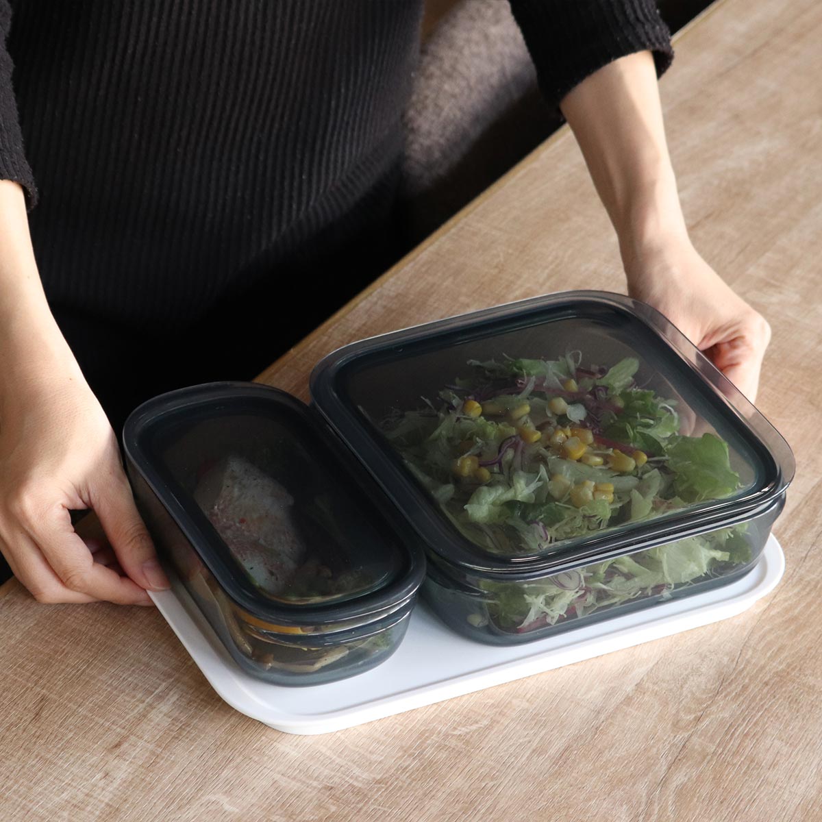 保存容器 520ml 1.2L 調理ができる保存容器 収納トレー付き Mサイズ Lサイズ 各1個入り ( 日本製 密閉 プラスチック 電子レンジ対応 食洗機対応 冷凍庫OK 保存 容器 フードコンテナ 0.52L 1200ml 透明 割れにくい 軽い 丈夫 ) 【グレー】 グレー