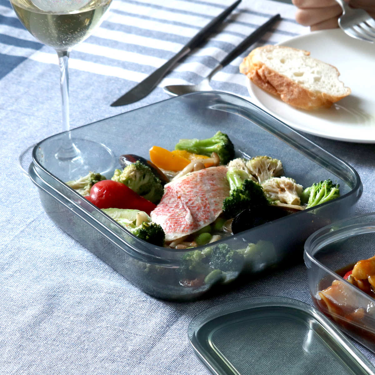 保存容器 520ml 1.2L 調理ができる保存容器 収納トレー付き Mサイズ Lサイズ 各1個入り ( 日本製 密閉 プラスチック 電子レンジ対応 食洗機対応 冷凍庫OK 保存 容器 フードコンテナ 0.52L 1200ml 透明 割れにくい 軽い 丈夫 ) 【グレー】 グレー