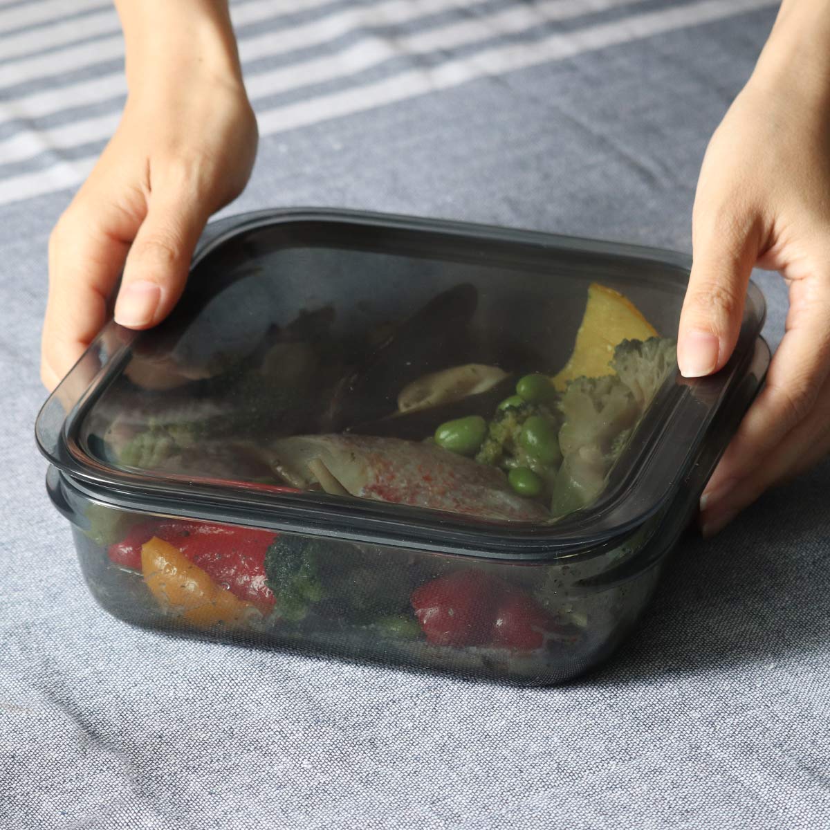 保存容器 520ml 1.2L 調理ができる保存容器 収納トレー付き Mサイズ Lサイズ 各1個入り ( 日本製 密閉 プラスチック 電子レンジ対応 食洗機対応 冷凍庫OK 保存 容器 フードコンテナ 0.52L 1200ml 透明 割れにくい 軽い 丈夫 ) 【グレー】 グレー