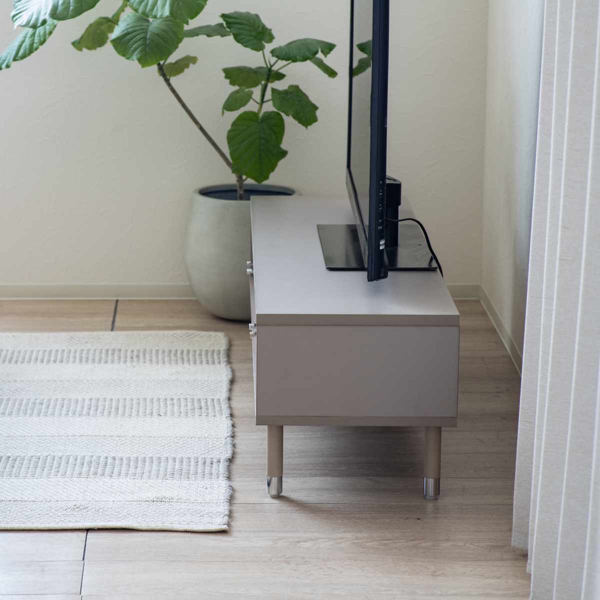 テレビ台 幅91cm 32インチ対応 ツートンカラー シルバー脚 ( 32型対応 TV台 テレビボード AVラック 収納 リビング収納 ラック 棚 飾り棚 家具 グレージュ ナチュラル ツートン 配線穴 )