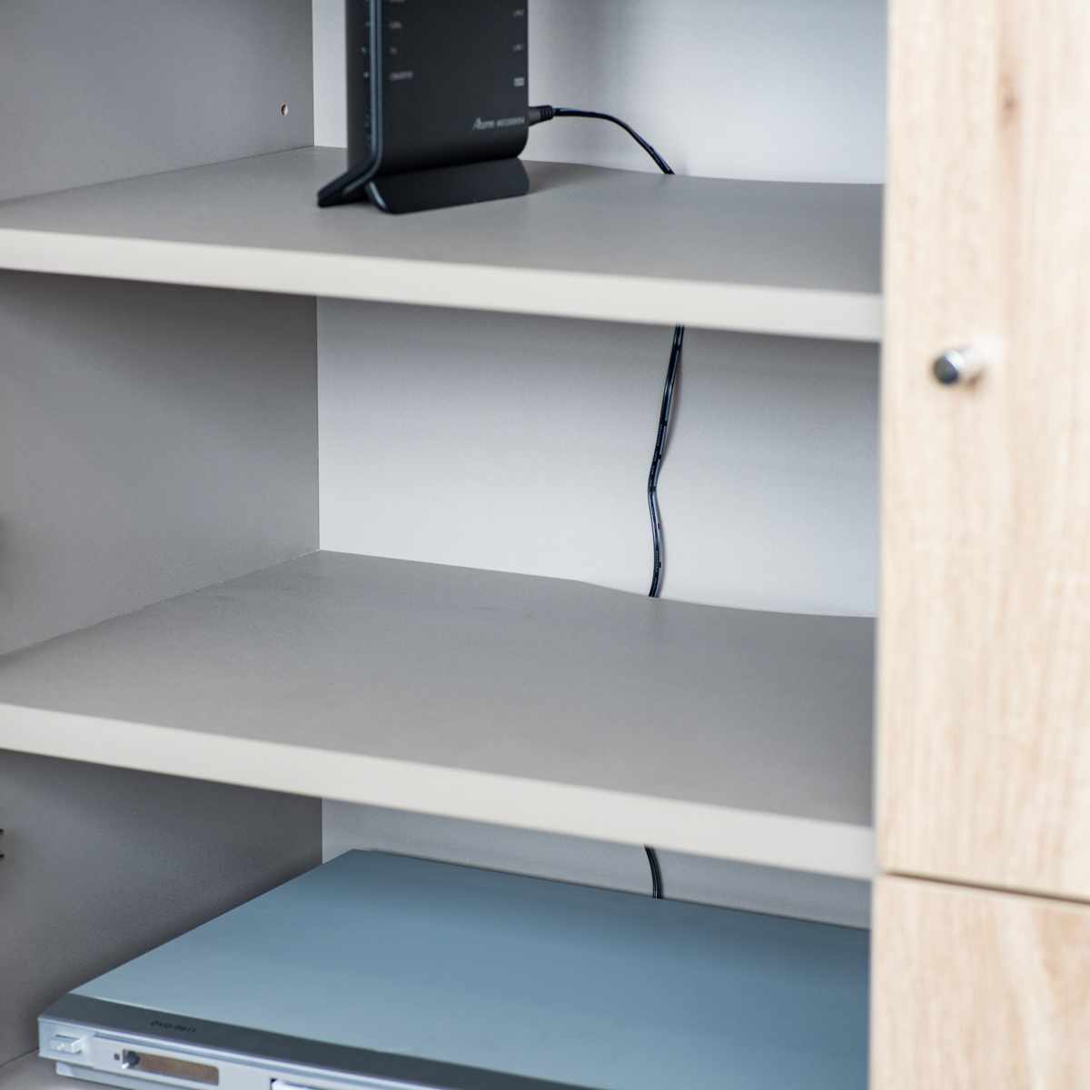 キャビネット 幅90cm ツートンカラー シルバー脚 ( 棚 ラック 扉 リビング収納 可動棚 飾り棚 家具 グレージュ ナチュラル ツートン 配線穴 )