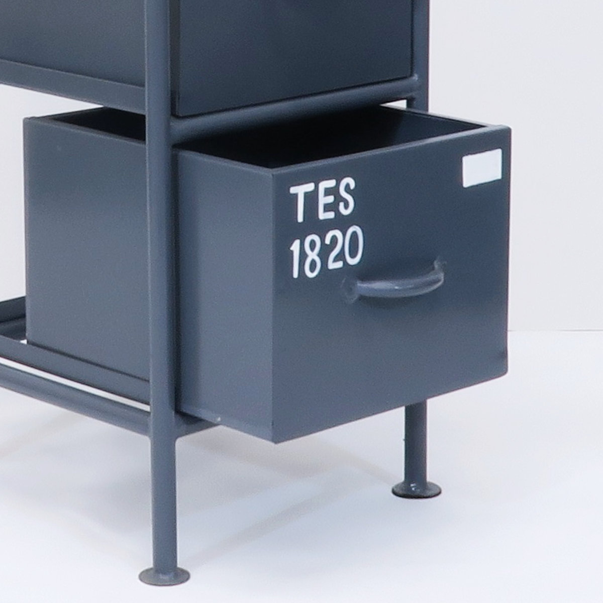 スチール スリムチェスト 幅30cm 引出し4杯 インダストリアル 完成品 ( チェスト スリム 引き出し 4杯 棚 ラック 飾り棚 省スペース ブラック グレー ベージュ ) 【ブラック】 ブラック