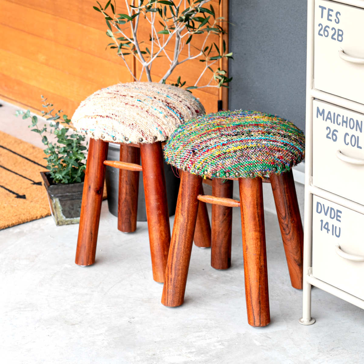 スツール 高さ45cm 座面丸型 木製スツール アルメニア ( チェア チェアー イス 椅子 いす 腰掛け 丸椅子 木製 天然木 丸 デザインスツール 玄関 リビング サブチェア ファブリック 鋲 キッチン おしゃれ ) 【ベージュ】