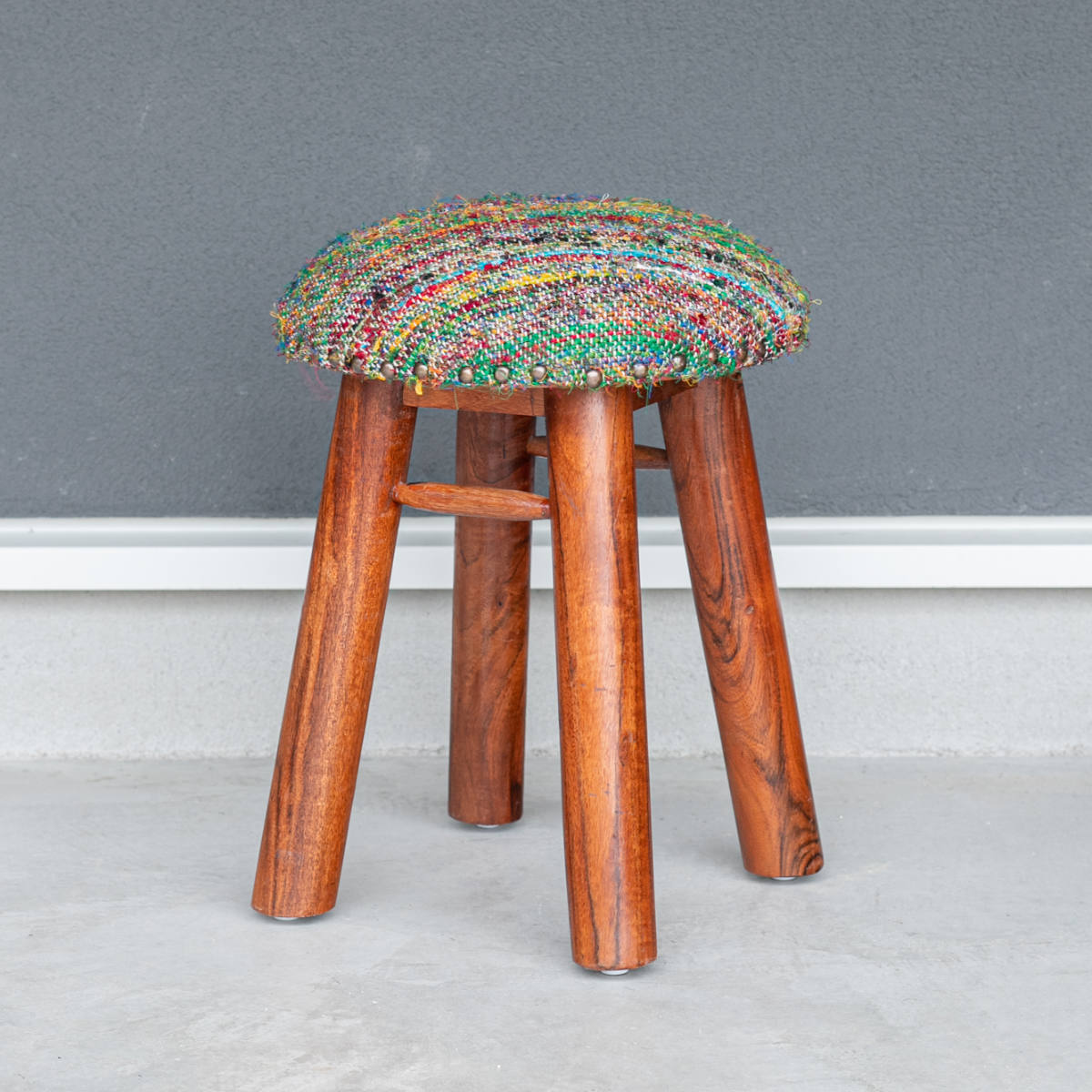 スツール 高さ45cm 座面丸型 木製スツール アルメニア ( チェア チェアー イス 椅子 いす 腰掛け 丸椅子 木製 天然木 丸 デザインスツール 玄関 リビング サブチェア ファブリック 鋲 キッチン おしゃれ ) 【ベージュ】 ベージュ