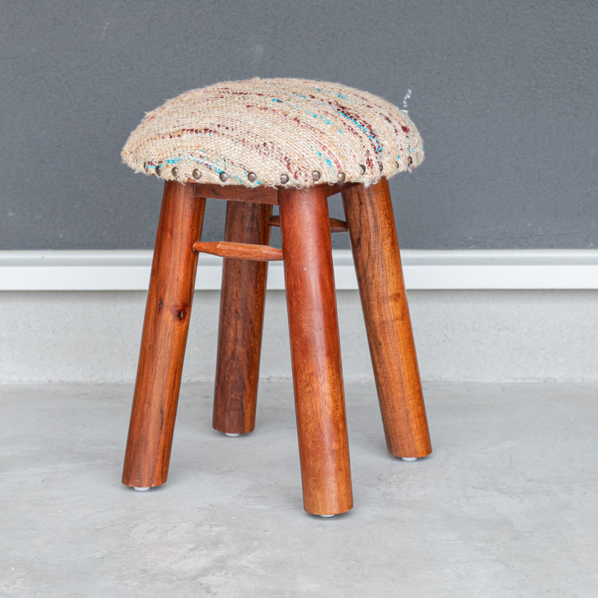 スツール 高さ45cm 座面丸型 木製スツール アルメニア ( チェア チェアー イス 椅子 いす 腰掛け 丸椅子 木製 天然木 丸 デザインスツール 玄関 リビング サブチェア ファブリック 鋲 キッチン おしゃれ ) 【ベージュ】 ベージュ