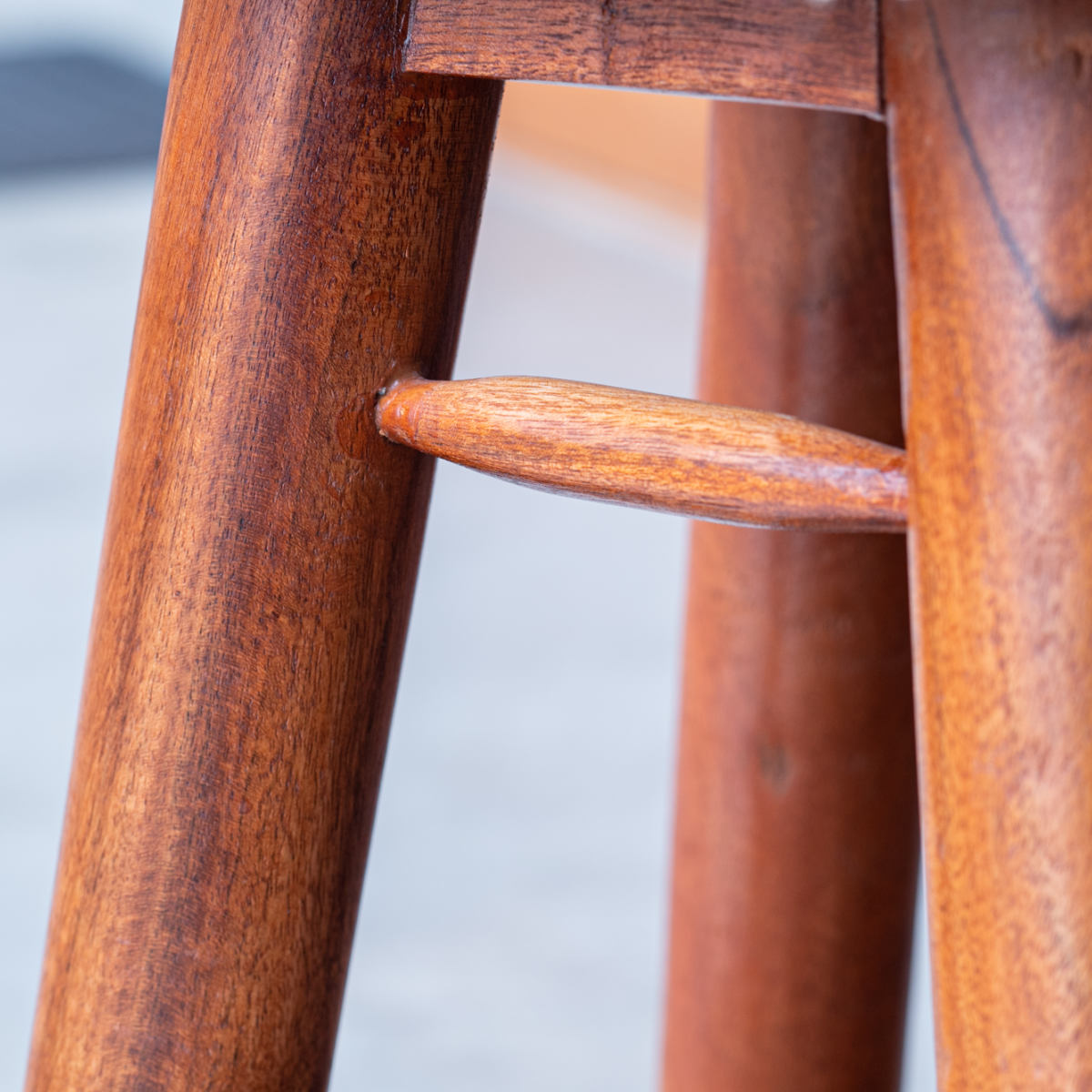 スツール 高さ45cm 座面丸型 木製スツール アルメニア ( チェア チェアー イス 椅子 いす 腰掛け 丸椅子 木製 天然木 丸 デザインスツール 玄関 リビング サブチェア ファブリック 鋲 キッチン おしゃれ ) 【ベージュ】 ベージュ