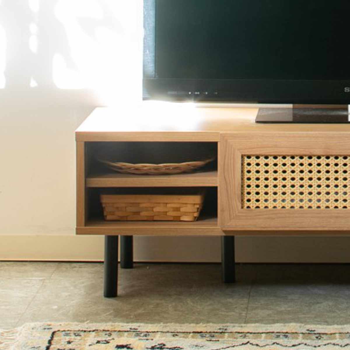 【美品】ラタン調 テレビ台 幅90cm テレビ台 幅90cm テレビボード ラタン調 コード穴 脚付き テレビ