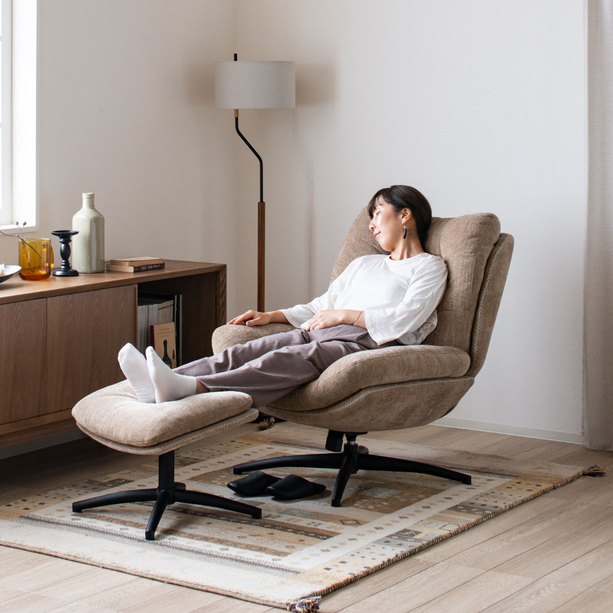 リビングチェア 座面高46cm オットマン付 シャルレ ( パーソナルチェア チェア 1人掛け 椅子 ロッキング機能 アームレス オットマン ハイバック 回転 リラックス チェアー イス いす 足置き リビング ファブリック 座面 広い ) 【ベージュ】 ベージュ