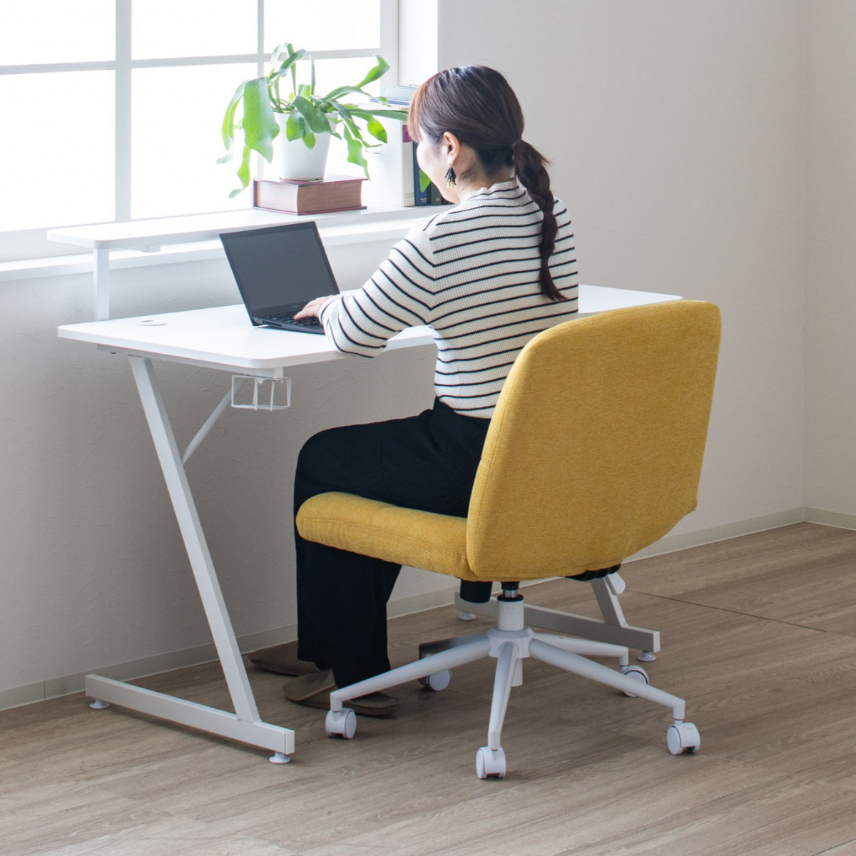 オフィスチェア あぐらがかける 座面ワイド 昇降式 座面高44~51cm ( ワークチェア パソコンチェア ロッキング機能 アームレス 高さ調節 キャスター付き イス オフィス 仕事 ダイニング 在宅 勉強椅子 疲れにくい おしゃれ ) 【アイボリー】 アイボリー