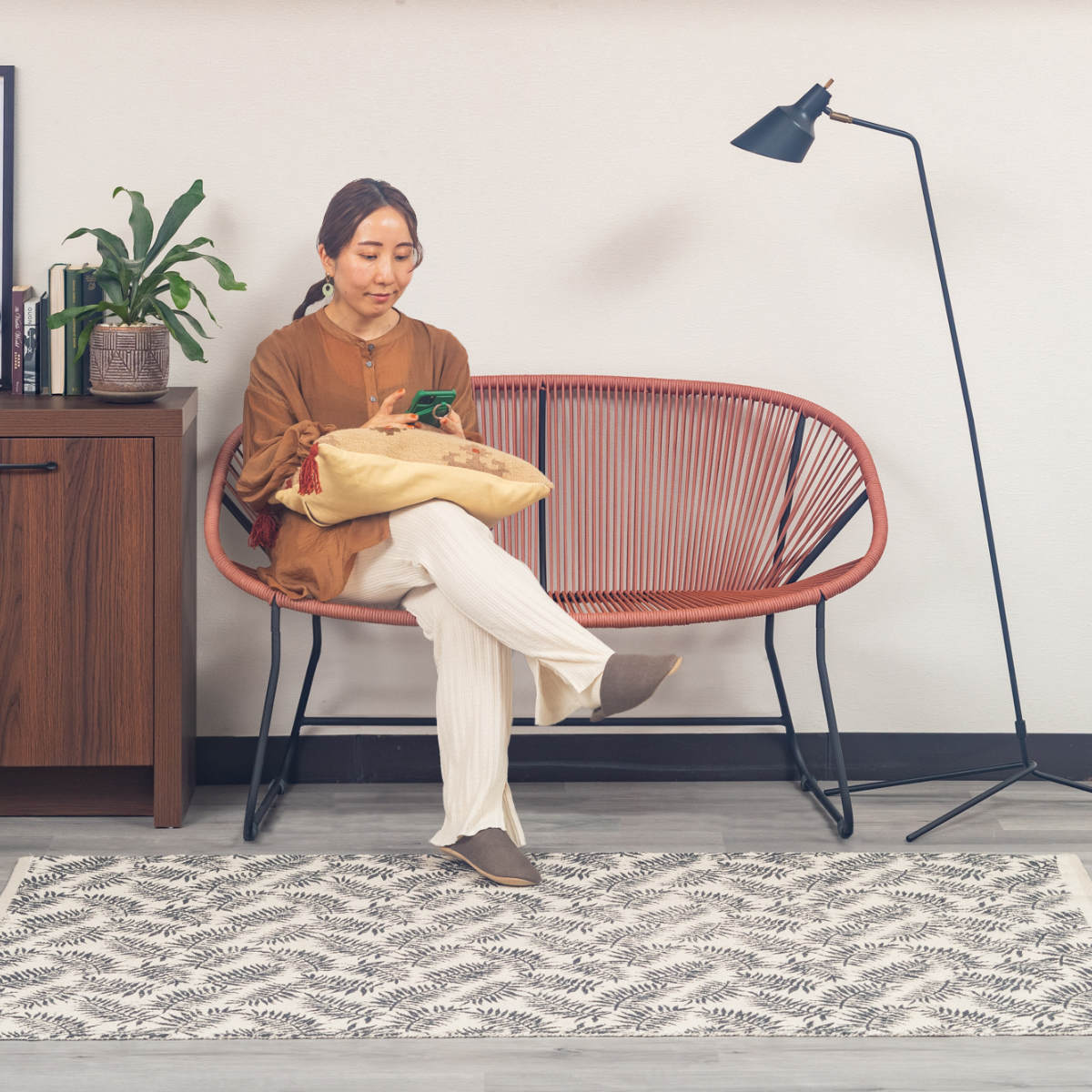 ベンチ 幅125cm 座面高43.5cm ロープベンチ ダフネ ( チェアー イス 椅子 2人掛け ロープ スチール 軽量 2人用 リビングチェア ダイニングベンチ スタイリッシュ おしゃれ カフェチェア パーソナルチェア いす リビング ダイニング ) 【アイボリー】 アイボリー