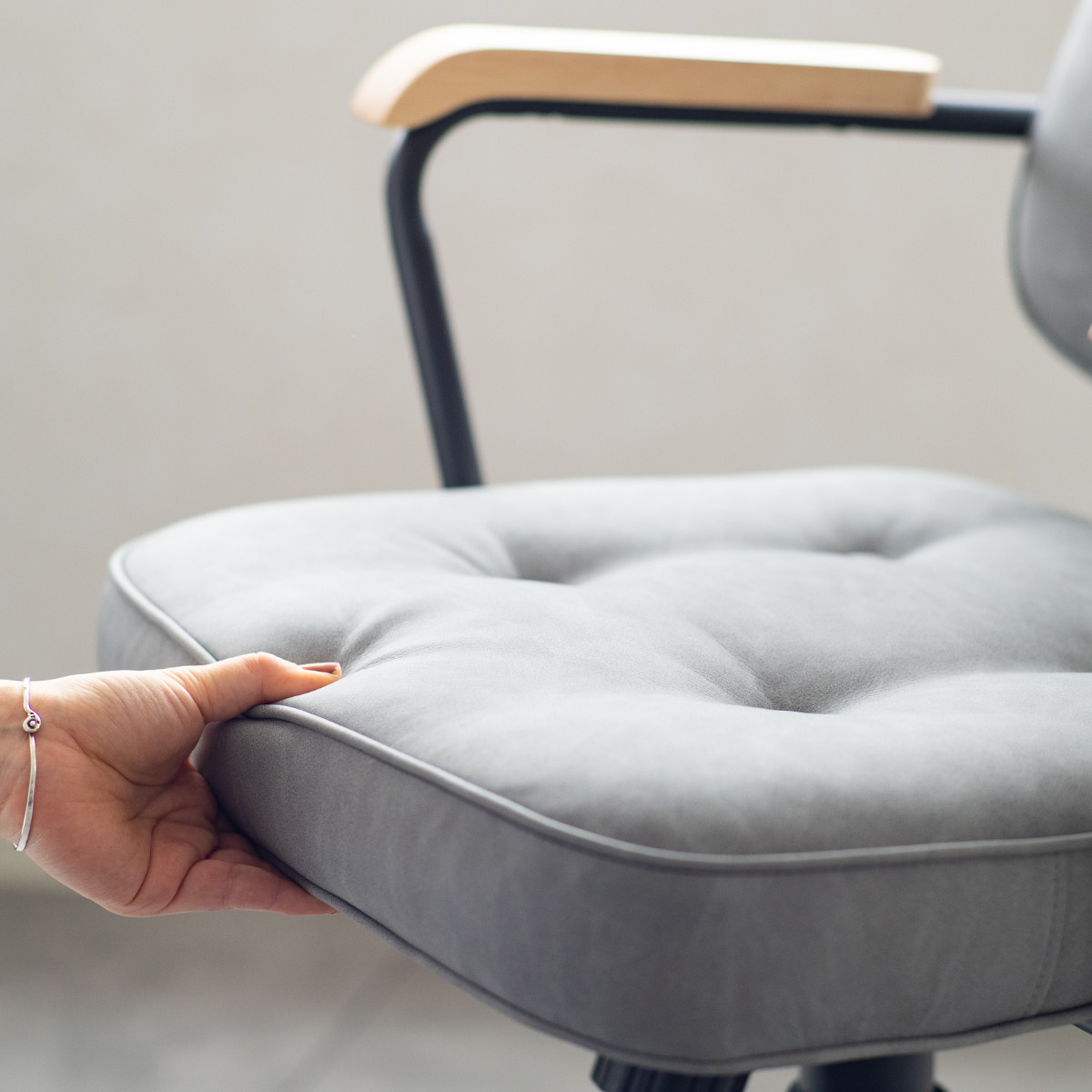 オフィスチェア 肘付 昇降式 座面高43~51cm エイム ( ワークチェア パソコンチェア ロッキング機能 肘掛け 高さ調節 レザー調 キャスター付き イス オフィス 仕事 ダイニング 在宅 勉強椅子 疲れにくい おしゃれ ) 【グレー】 グレー