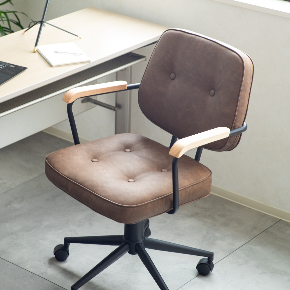 オフィスチェア 肘付 昇降式 座面高43~51cm エイム ( ワークチェア パソコンチェア ロッキング機能 肘掛け 高さ調節 レザー調 キャスター付き イス オフィス 仕事 ダイニング 在宅 勉強椅子 疲れにくい おしゃれ ) 【グレー】 グレー