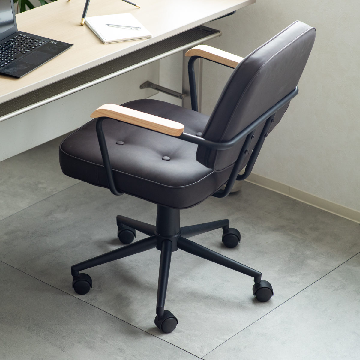 オフィスチェア 肘付 昇降式 座面高43~51cm エイム ( ワークチェア パソコンチェア ロッキング機能 肘掛け 高さ調節 レザー調 キャスター付き イス オフィス 仕事 ダイニング 在宅 勉強椅子 疲れにくい おしゃれ ) 【グレー】 グレー